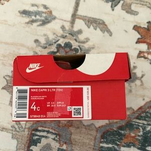 Nike infant sneakers black w/white soul